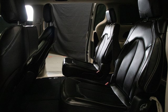 Used 2024 Chrysler Pacifica Touring-L image 22