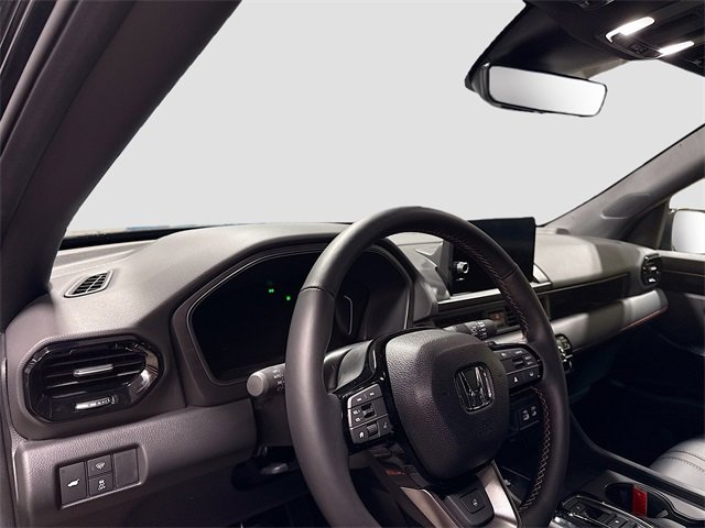Used 2025 Honda Pilot TrailSport image 11