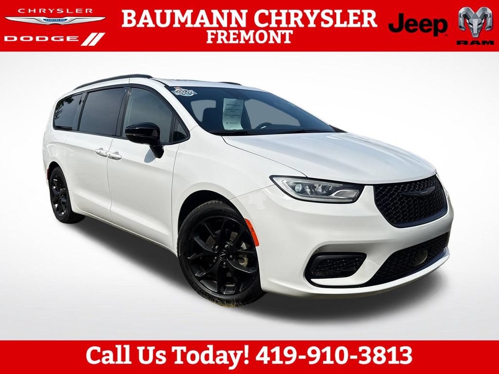 Used 2025 Chrysler Pacifica Limited FWD image 1