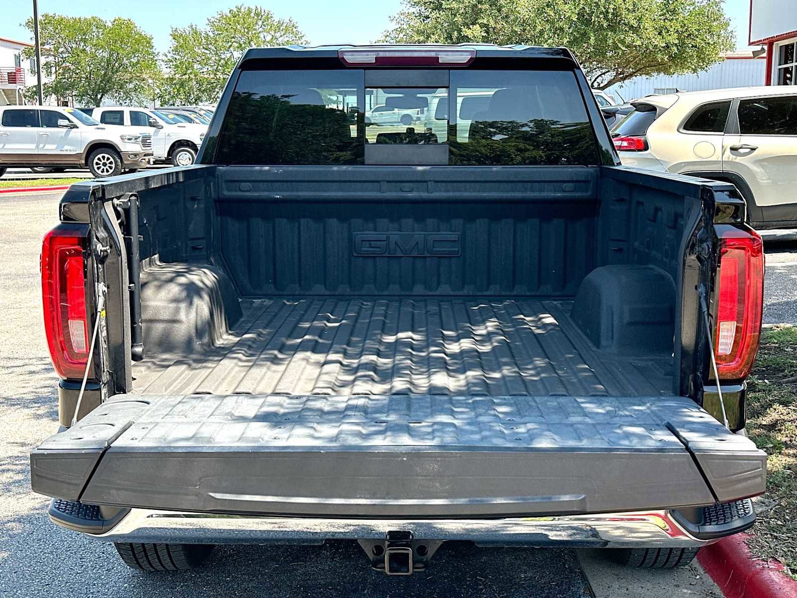 Used 2020 GMC Sierra 1500 SLT RWD image 28