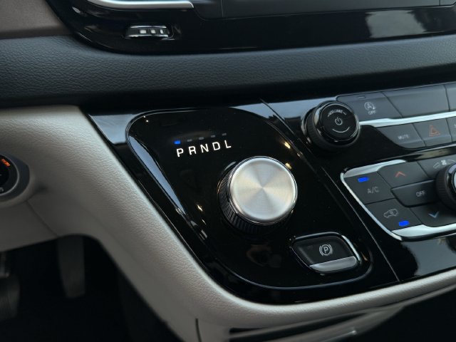 Used 2022 Chrysler Voyager LX FWD image 19