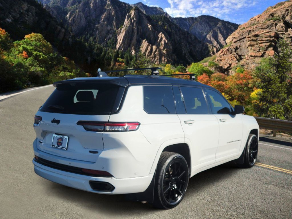 Used 2023 Jeep Grand Cherokee L Summit w/ Advanced Protech Group IV AWD/4WD image 3
