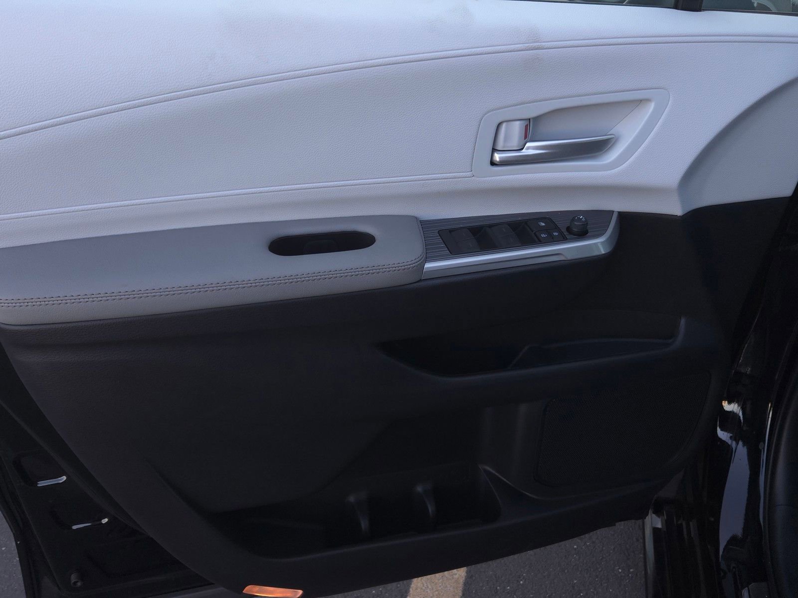 Certified 2026 Toyota Sienna XLE FWD image 9