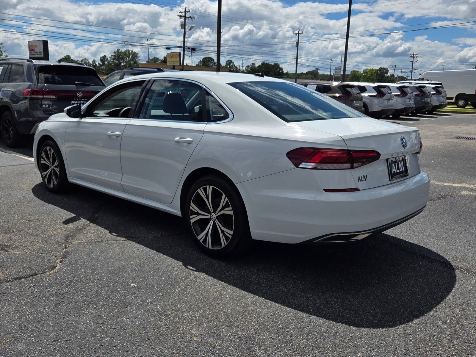 Used 2022 Volkswagen Passat 2.0T SE FWD image 9