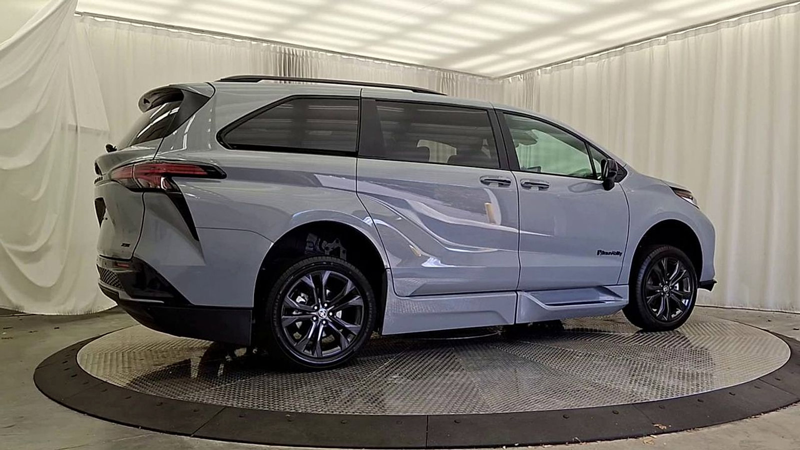 Used 2025 Toyota Sienna XSE w/ XSE Plus Package FWD image 7