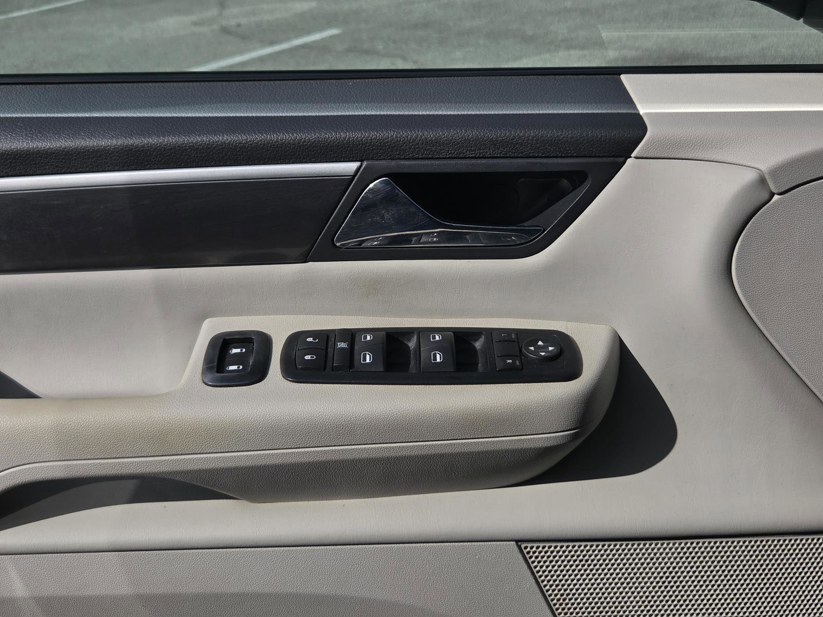 Used 2010 Volkswagen Routan SE FWD image 26
