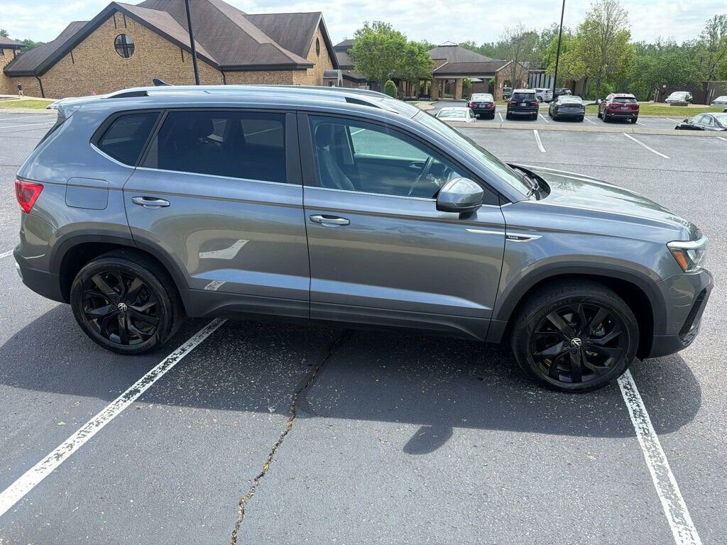 Used 2022 Volkswagen Taos SE w/ Panoramic Sunroof Package image 8