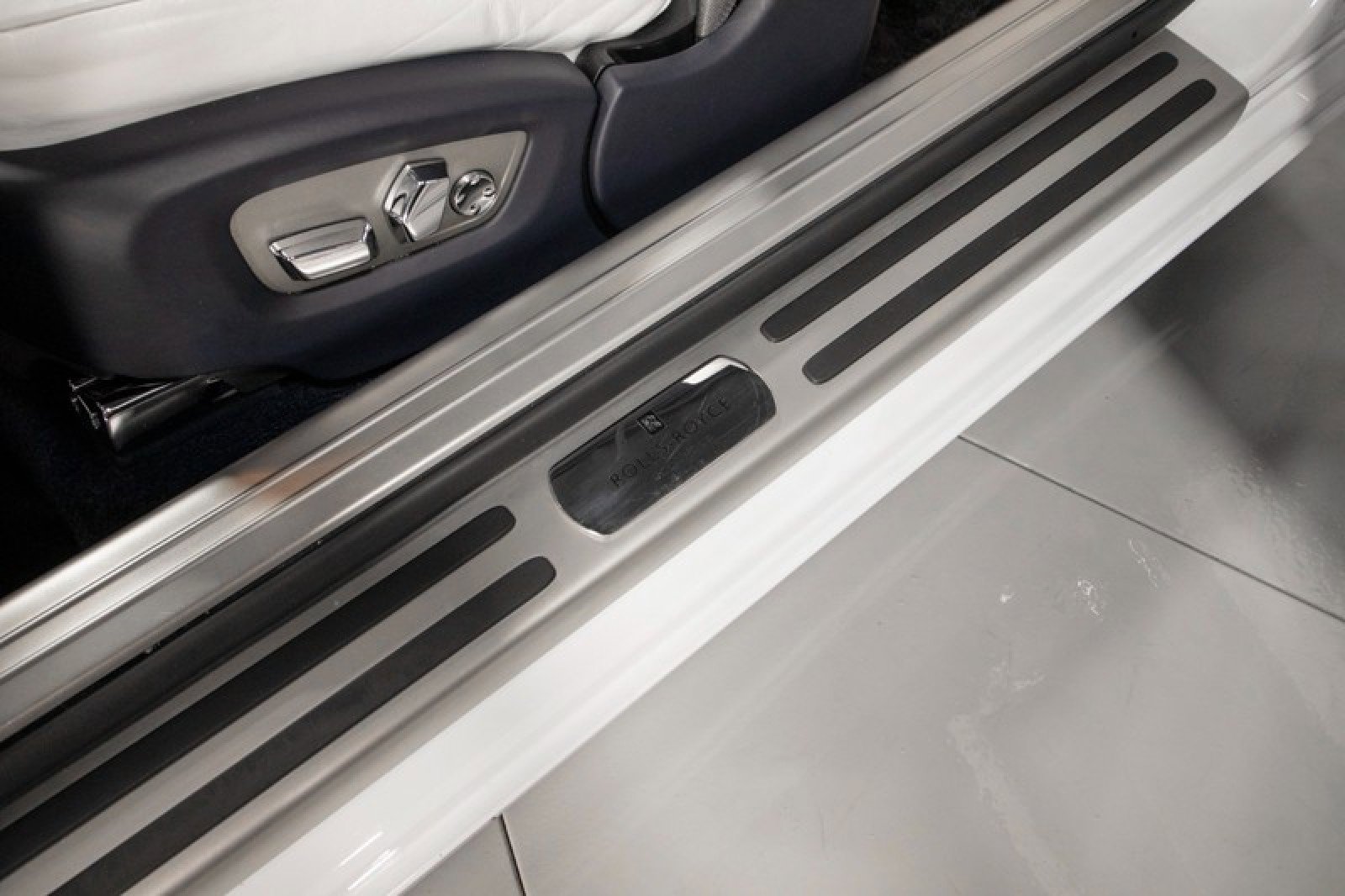 Used 2020 Rolls-Royce Dawn RWD image 39