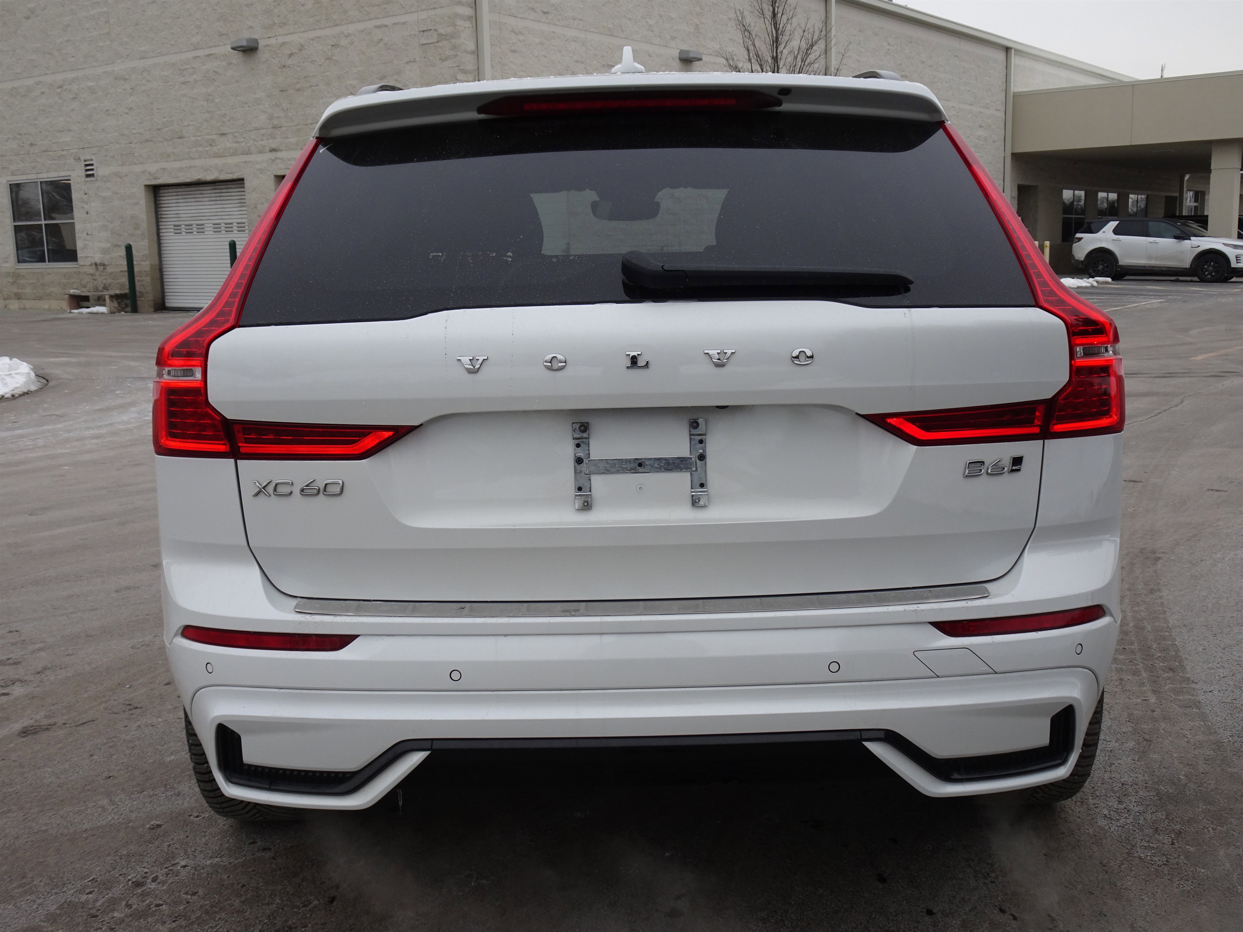 Used 2022 Volvo XC60 B6 R-Design w/ Advanced Package image 8