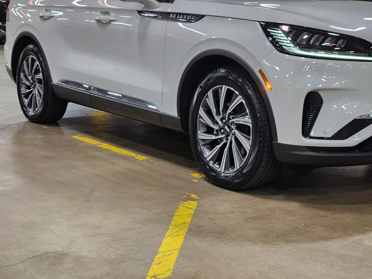 Used 2025 Lincoln Aviator 2WD image 16