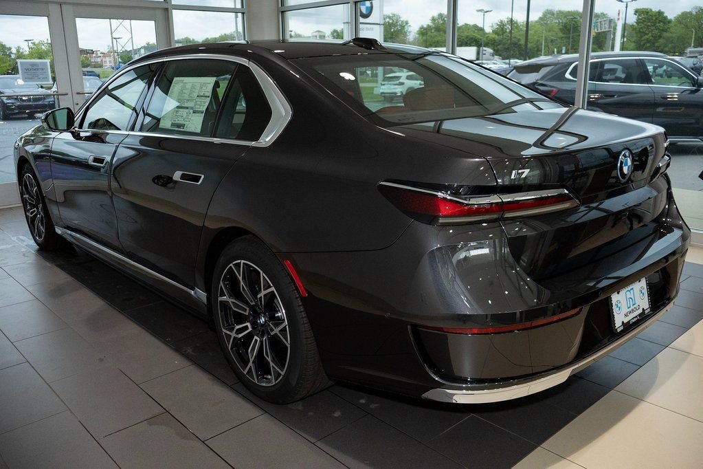 Used 2025 BMW i7 eDrive50 w/ Premium Package RWD image 4