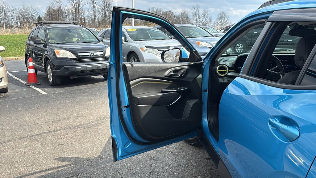 Used 2025 Chevrolet Trax LT w/ Sunroof Package image 11