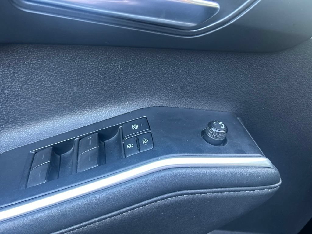 Used 2022 Toyota Highlander XLE AWD/4WD image 18