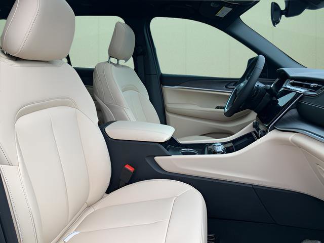 New 2025 Jeep Grand Cherokee Limited w/ Black Appearance Package image 31