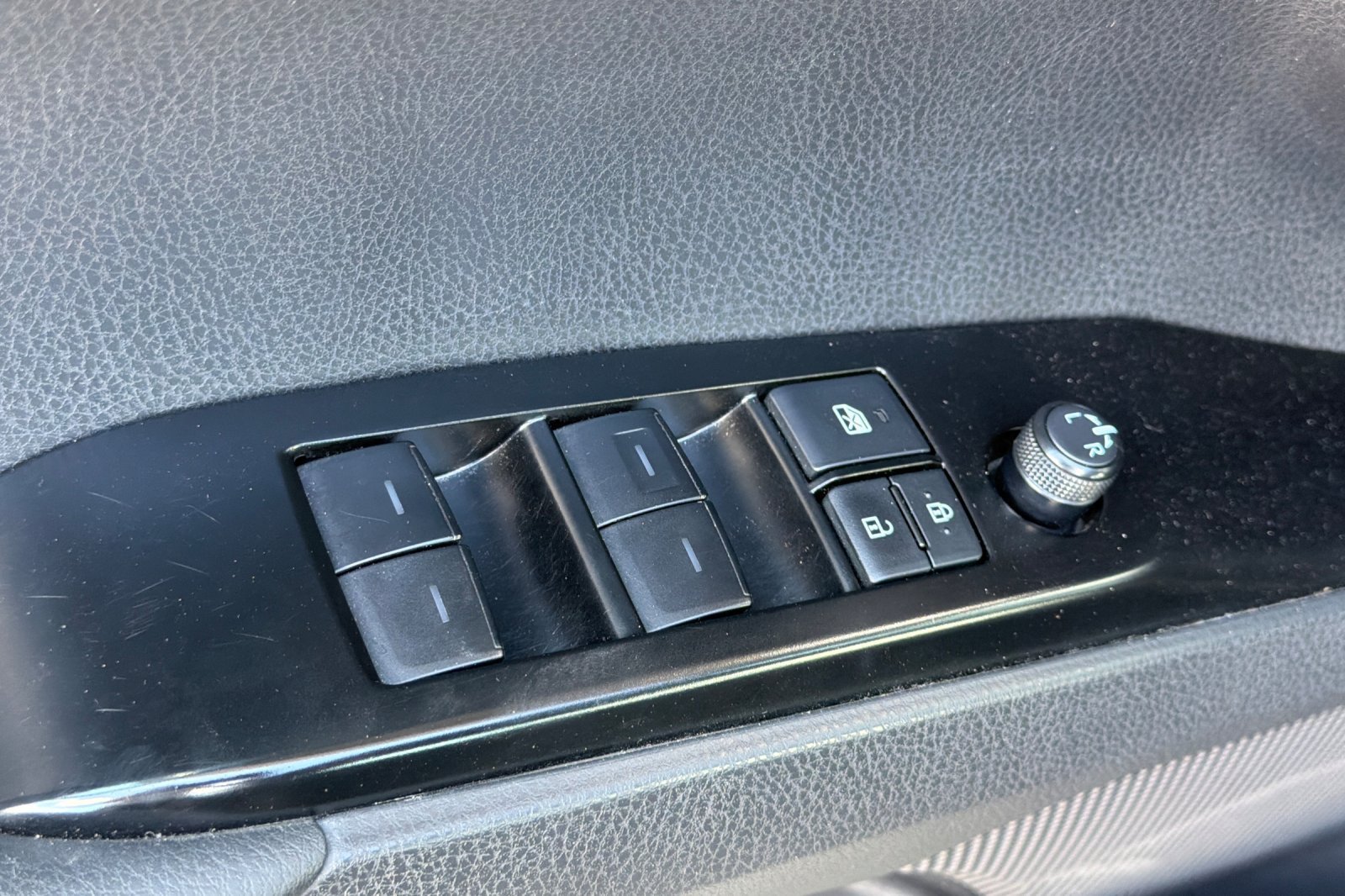 Used 2025 Toyota Camry SE FWD image 14