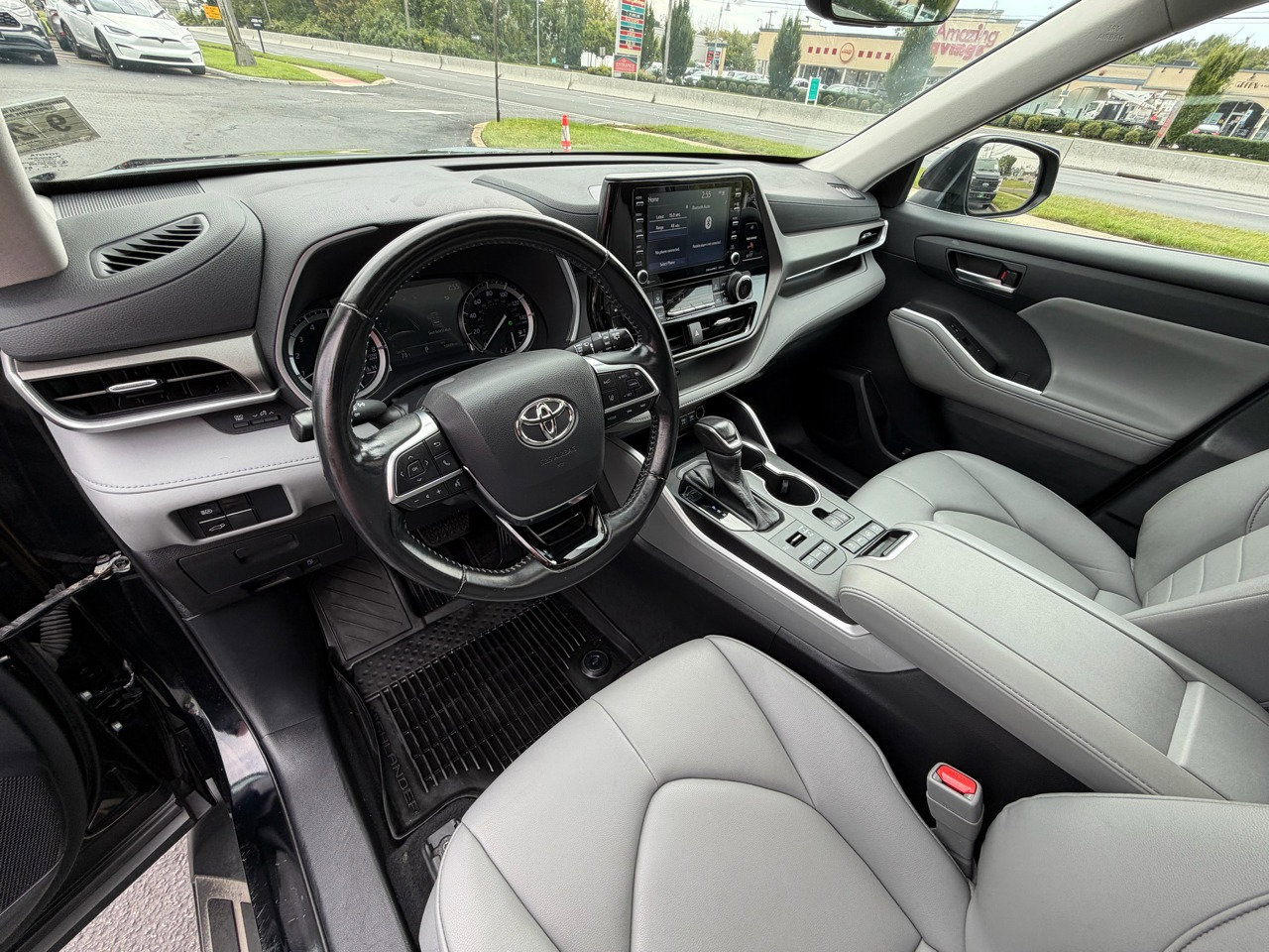 Used 2021 Toyota Highlander XLE image 17