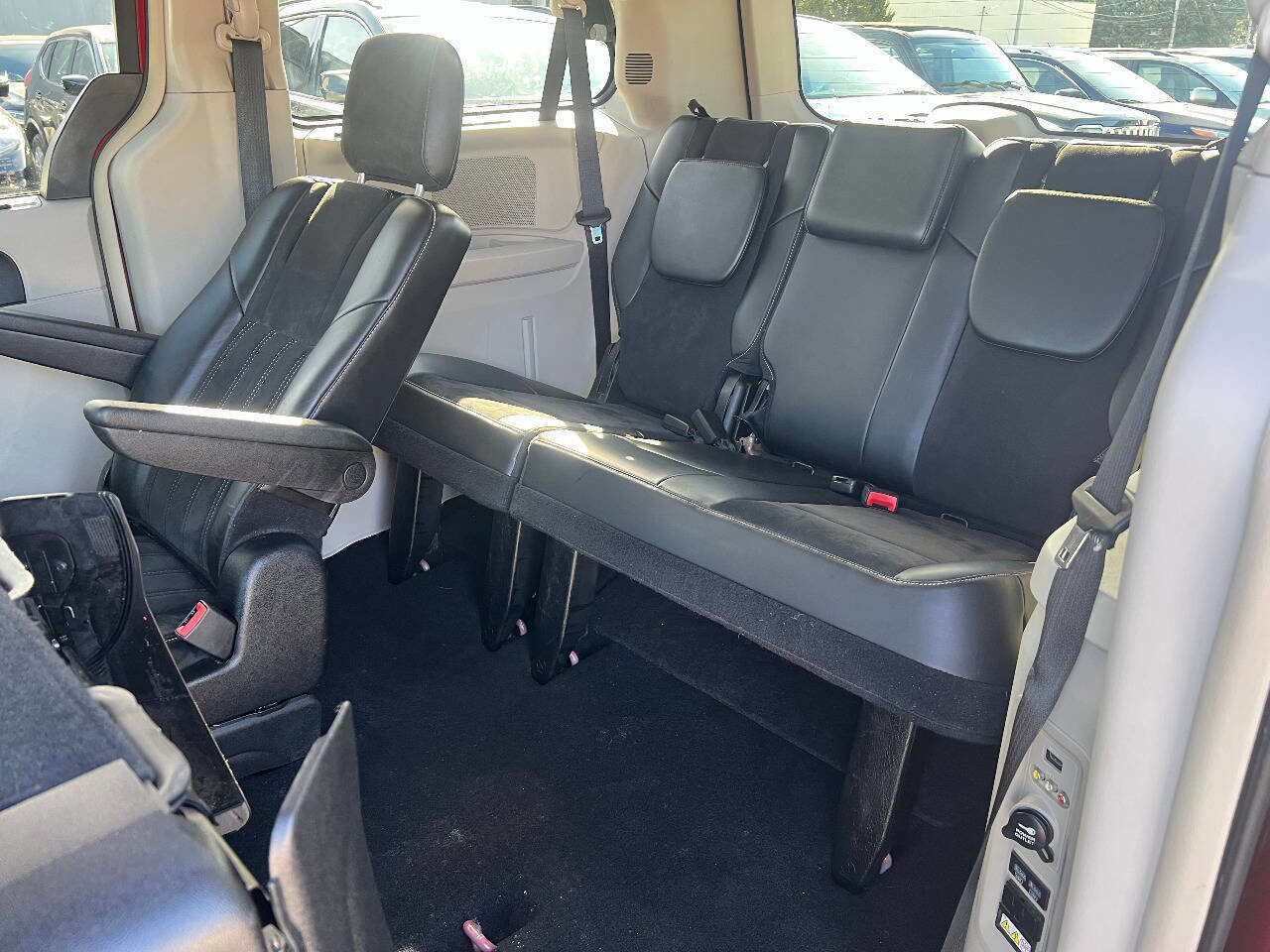 Used 2014 Chrysler Town & Country Touring-L image 27