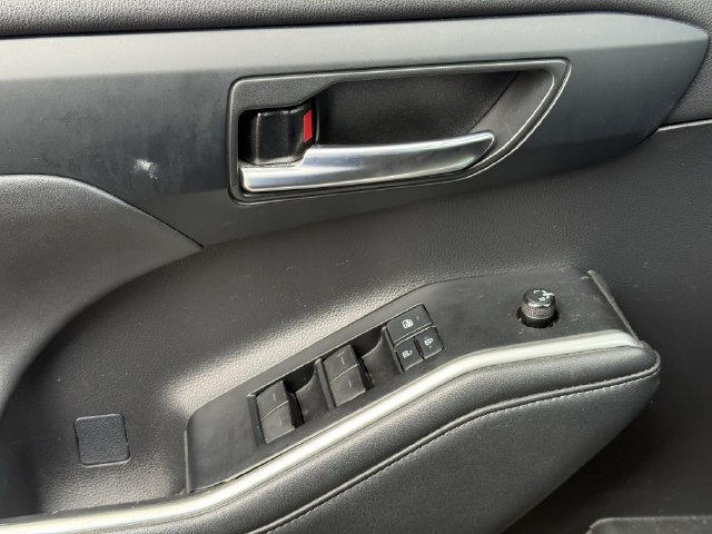 Used 2021 Toyota Highlander XSE FWD image 22