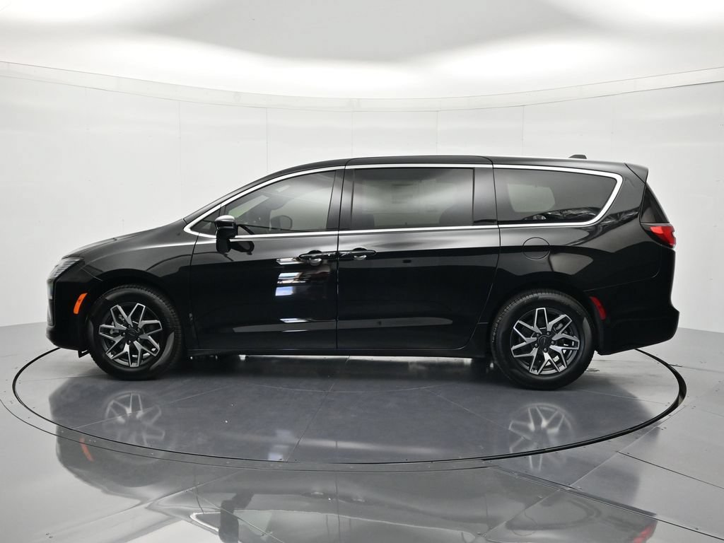 New 2027 Chrysler Pacifica Limited w/ Family Tech Group FWD image 8