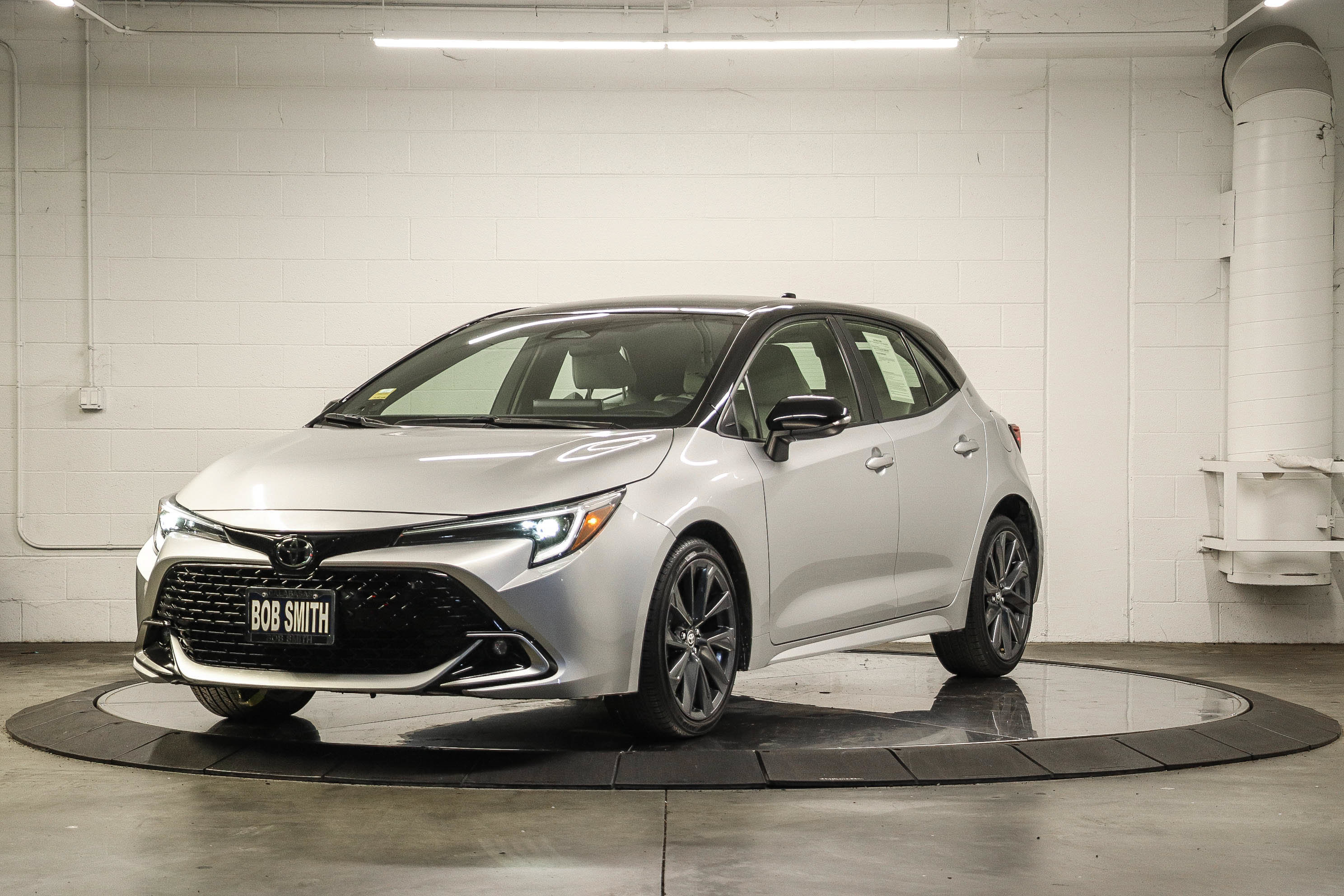 Used 2023 Toyota Corolla XSE FWD image 3