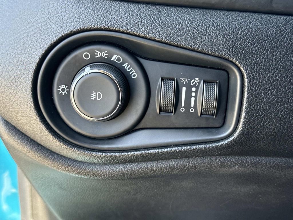Used 2021 Jeep Renegade Limited AWD/4WD image 40