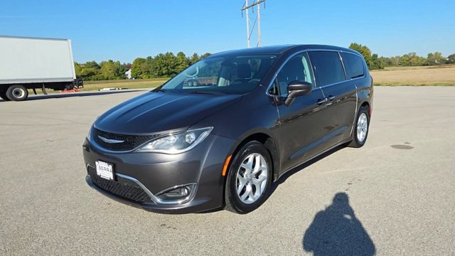Used 2018 Chrysler Pacifica Touring Plus w/ Tire & Wheel Group FWD image 3