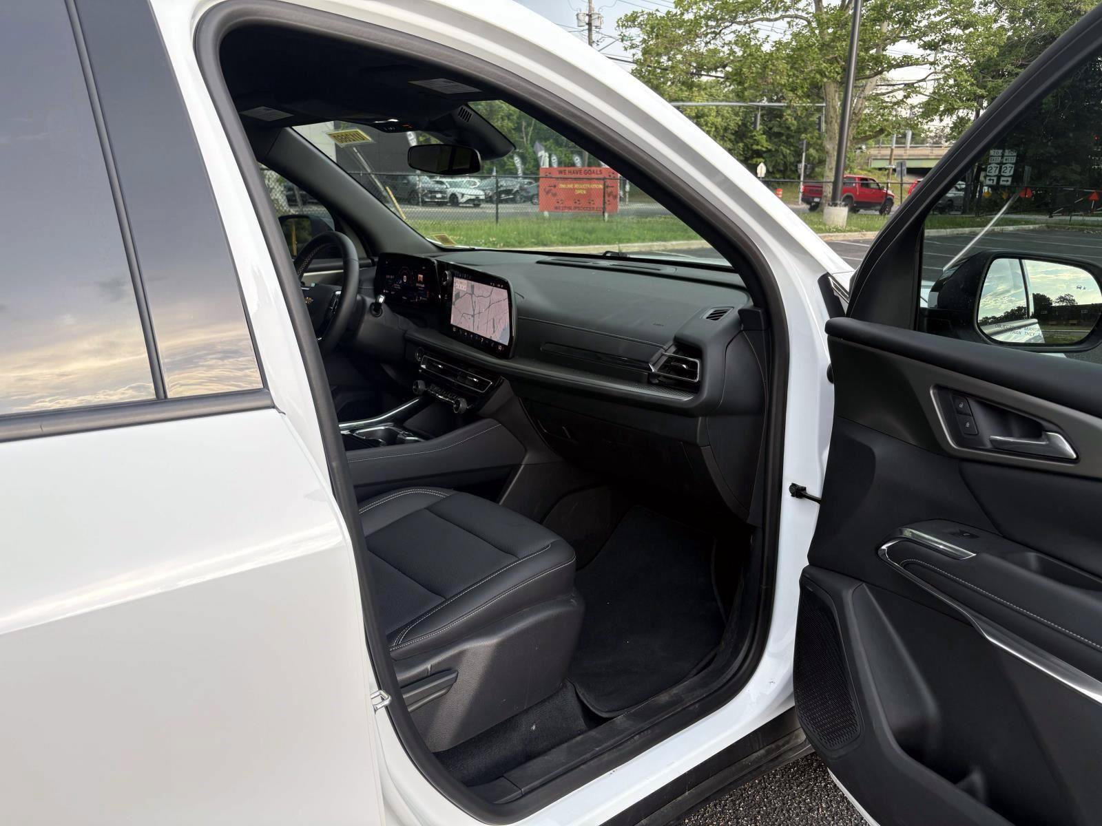 Used 2025 Chevrolet Traverse LT w/ Driver Confidence Package AWD/4WD image 22