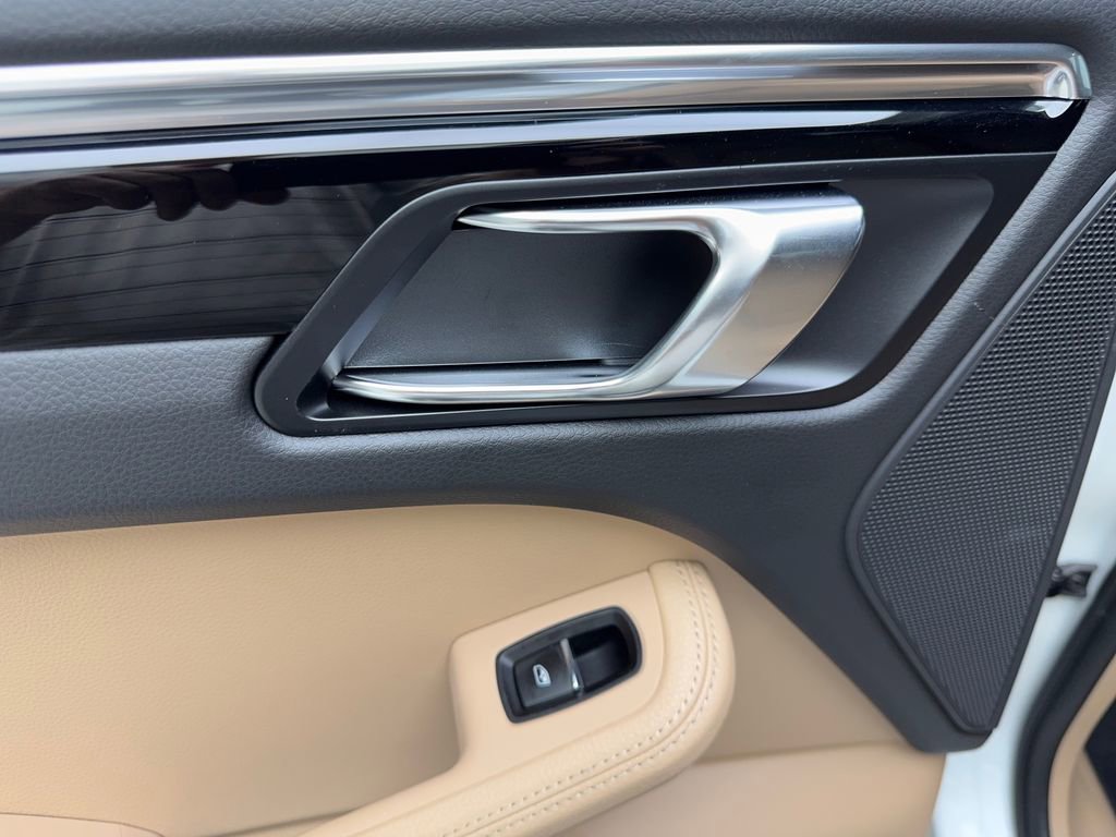 Used 2025 Porsche Macan Turbo image 37