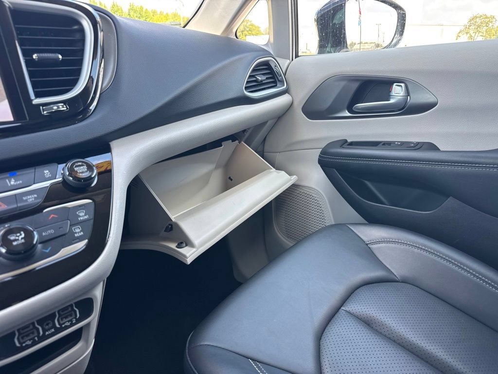 Used 2024 Chrysler Pacifica Touring-L FWD image 40