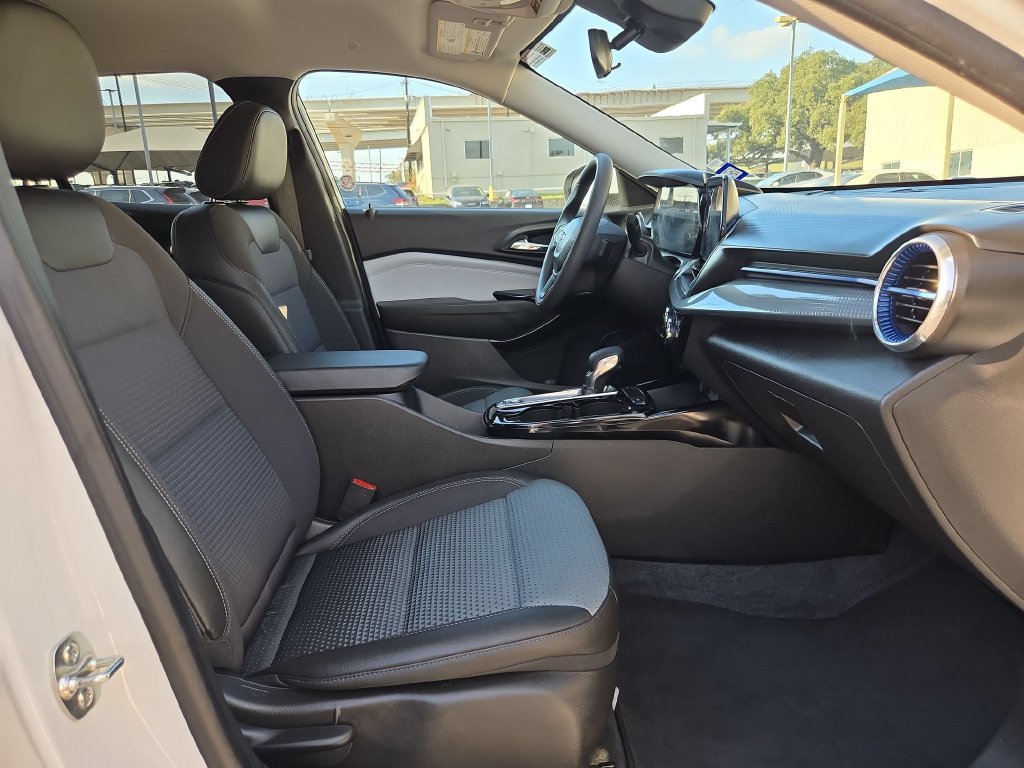 Used 2026 Chevrolet Trax LT FWD image 32