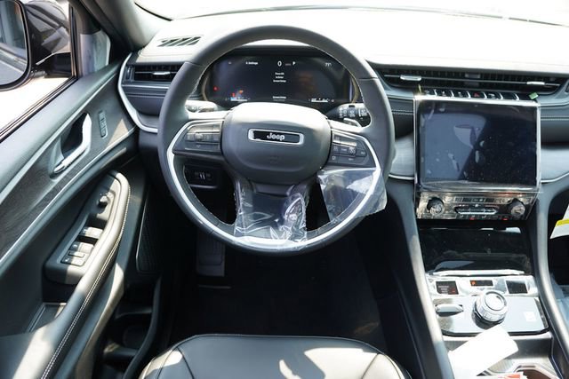 New 2025 Jeep Grand Cherokee Limited w/ Black Appearance Package image 14