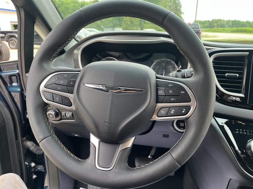 Used 2025 Chrysler Pacifica Select FWD image 23