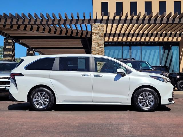 Used 2025 Toyota Sienna XLE image 5