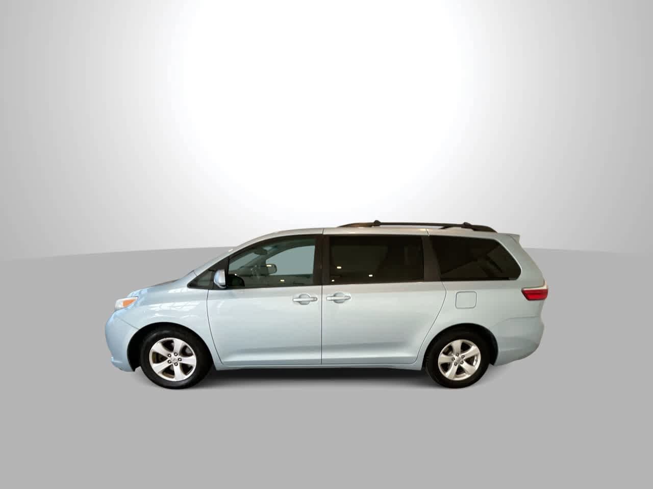 Used 2015 Toyota Sienna LE image 5
