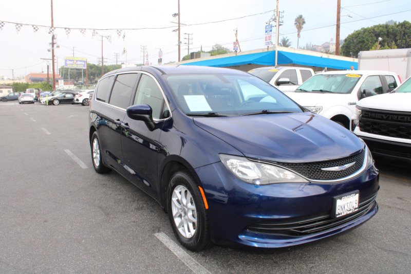 Used 2020 Chrysler Voyager LX image 1