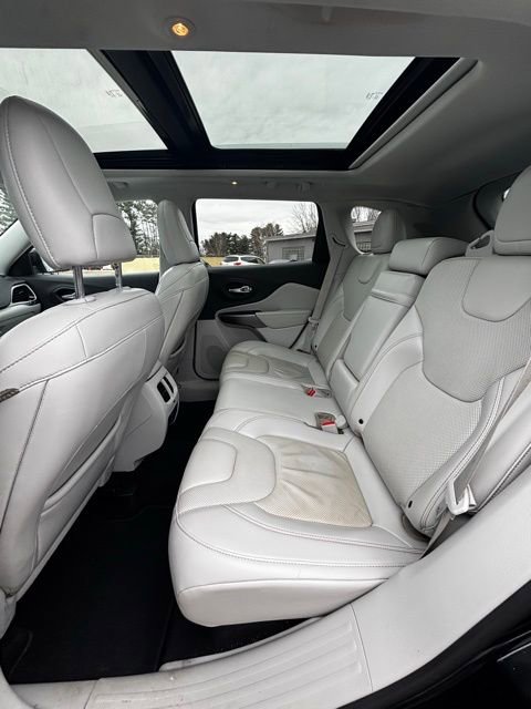 Used 2019 Jeep Cherokee Latitude Plus w/ Cold Weather Group image 11