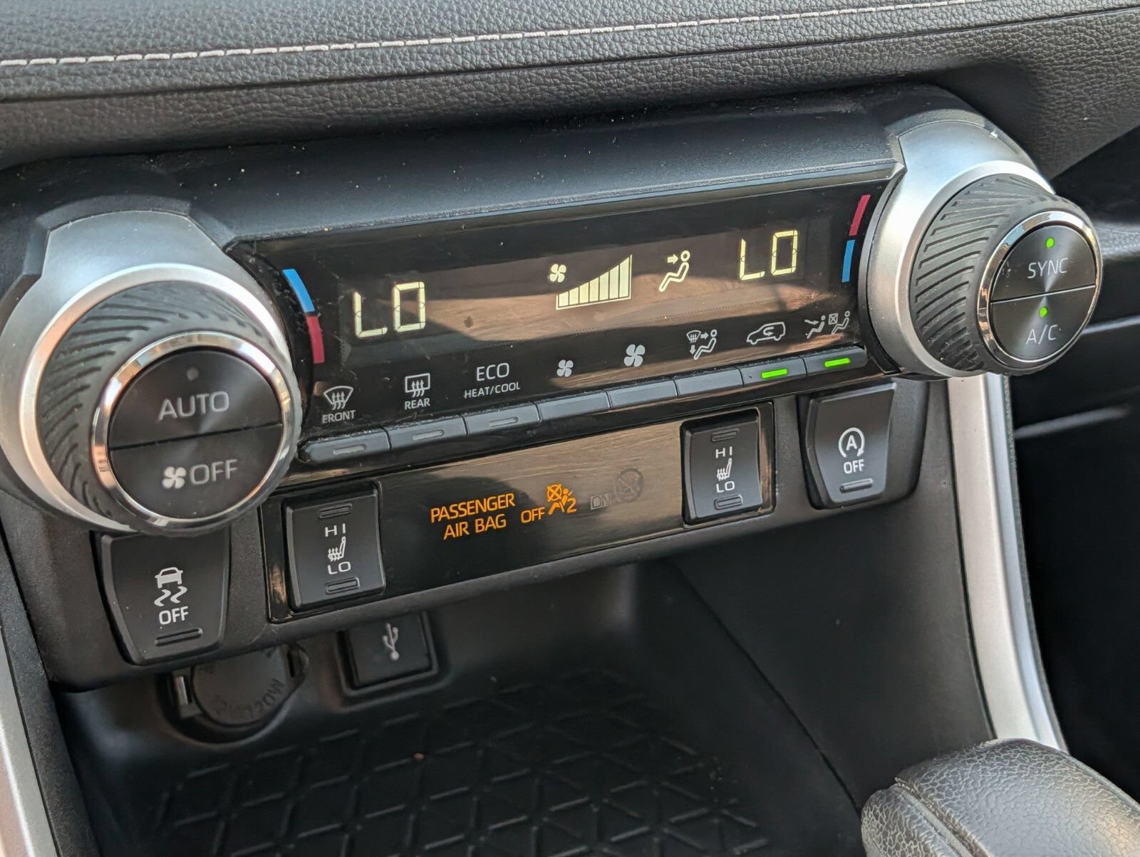 Used 2021 Toyota RAV4 XLE w/ Convenience Package AWD/4WD image 9