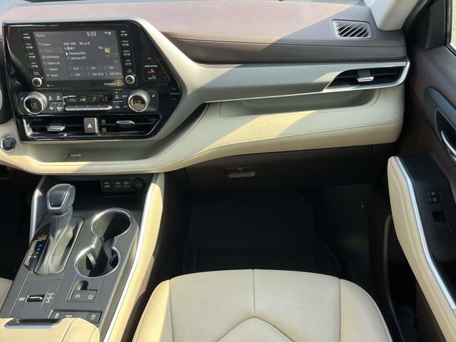 Used 2022 Toyota Highlander XLE FWD image 20