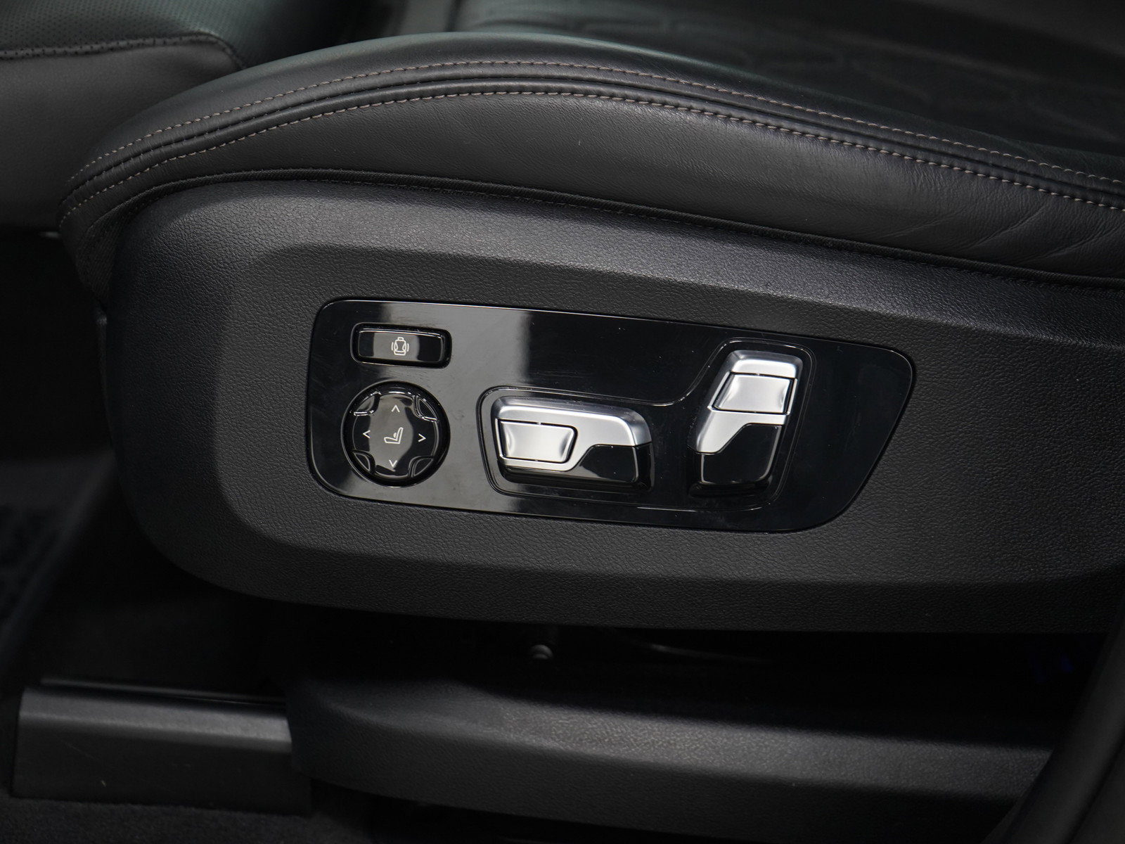 Used 2024 BMW X7 M60i w/ Climate Comfort Package image 30