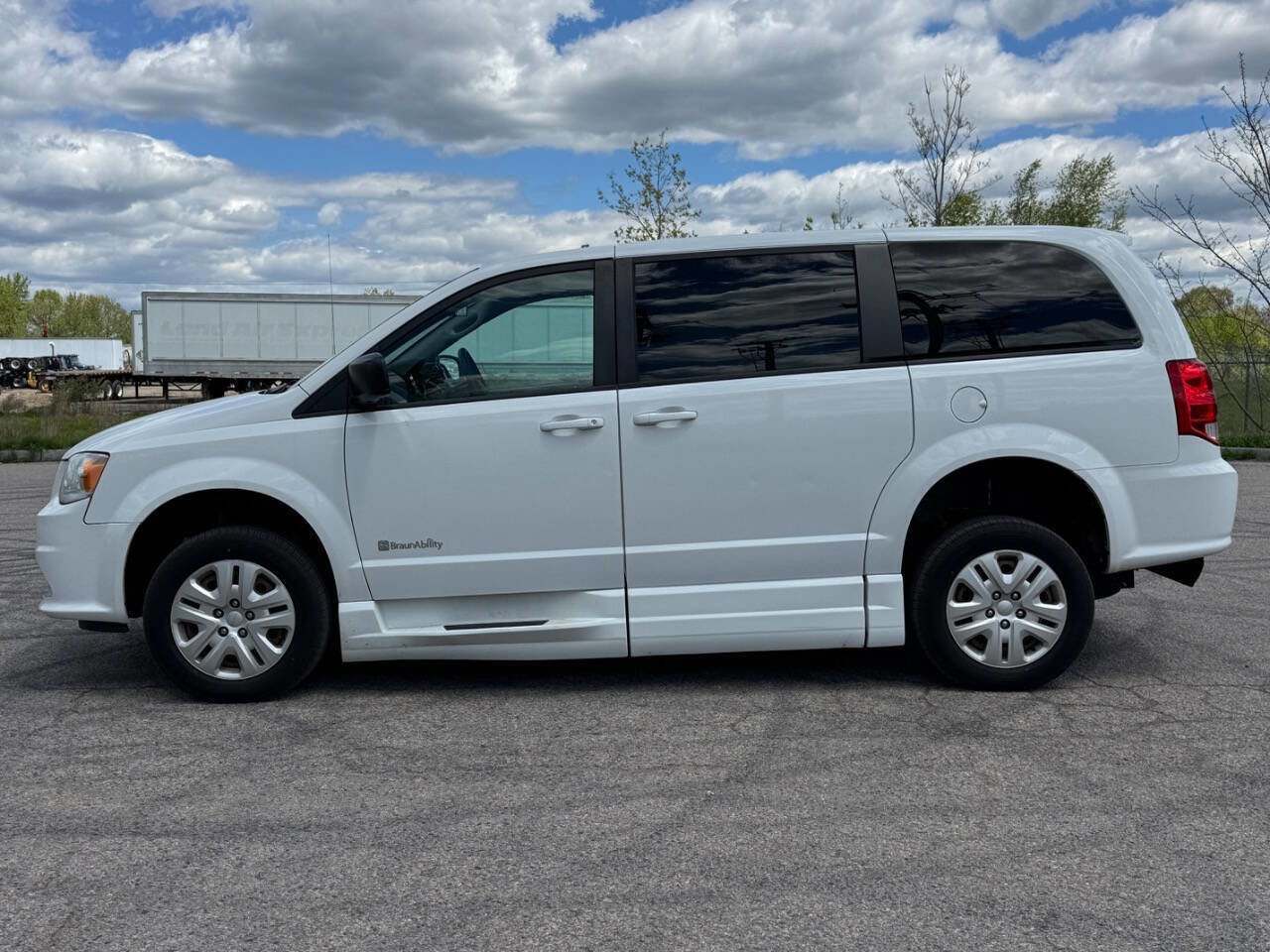 Used 2018 Dodge Grand Caravan SE FWD image 2
