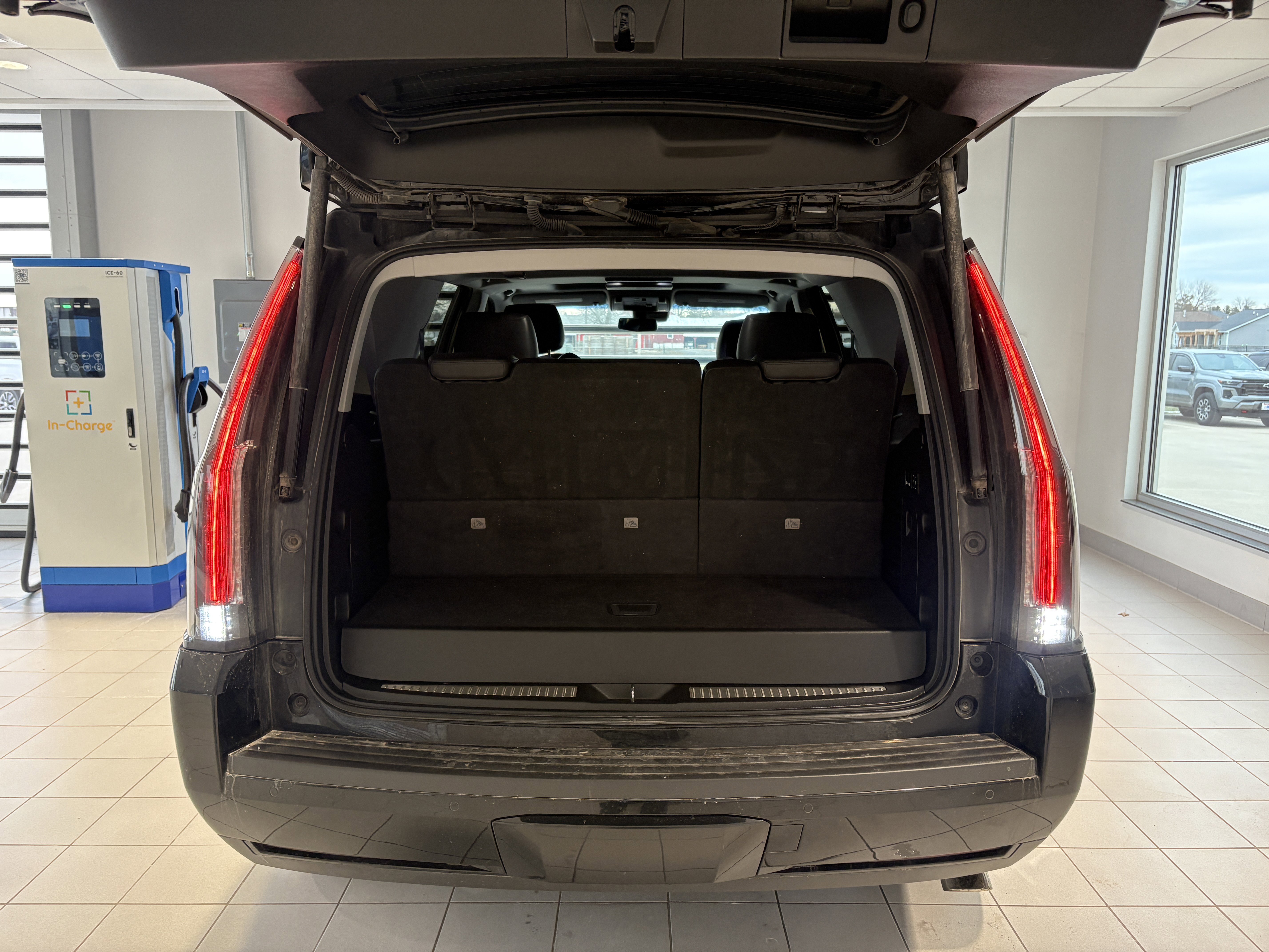 Used 2017 Cadillac Escalade Luxury image 5