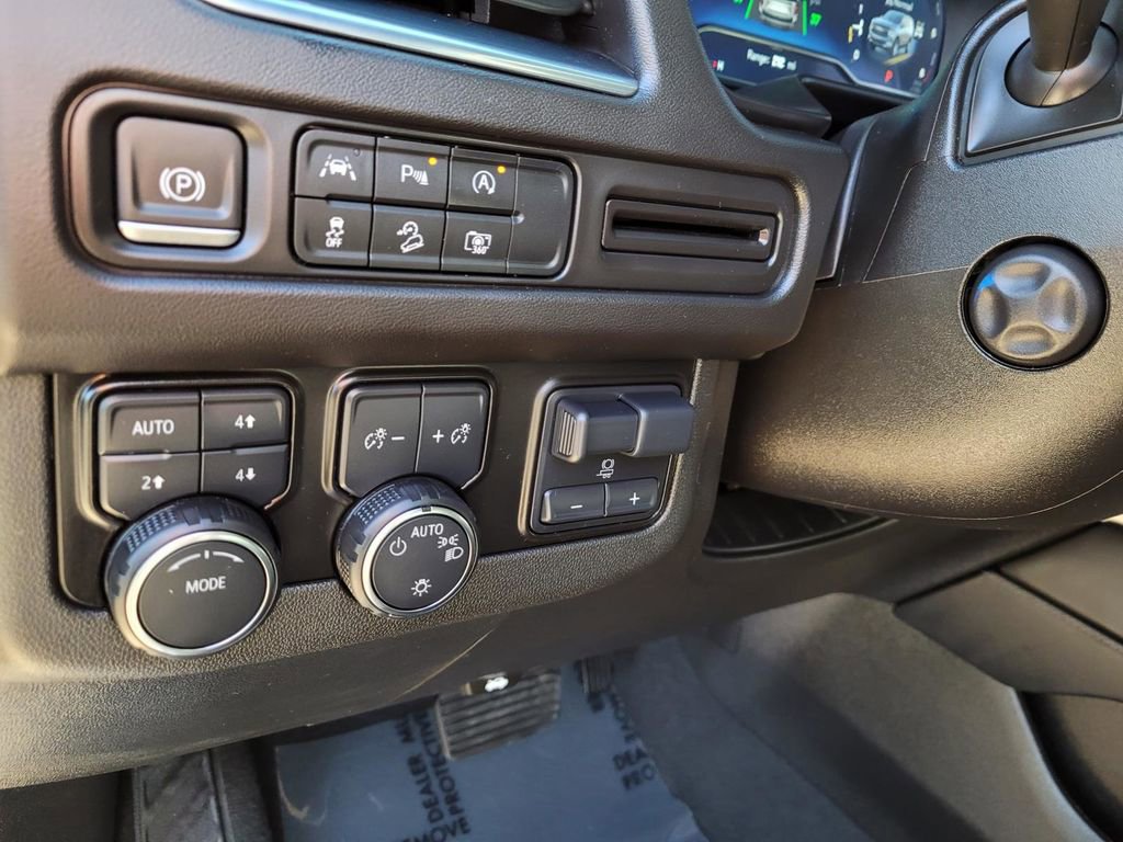 Used 2024 Chevrolet Tahoe Z71 w/ Luxury Package image 28