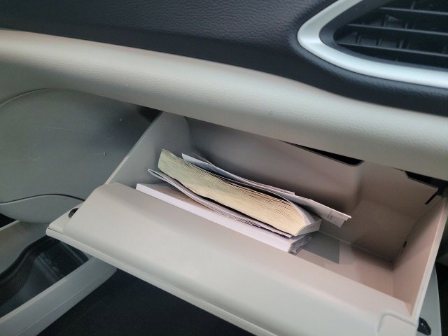 Used 2023 Chrysler Pacifica Touring-L image 14