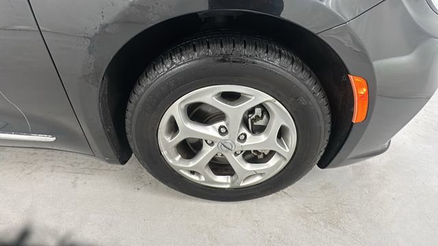 Used 2023 Chrysler Pacifica Limited image 9