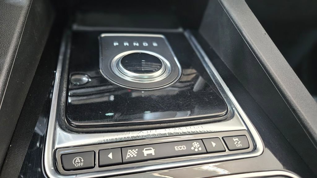 Used 2020 Jaguar F-PACE Premium image 32