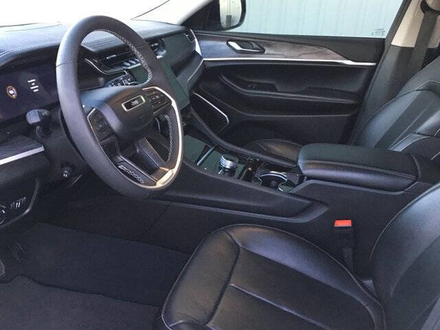 Used 2023 Jeep Grand Cherokee L Limited w/ Luxury Tech Group II image 18