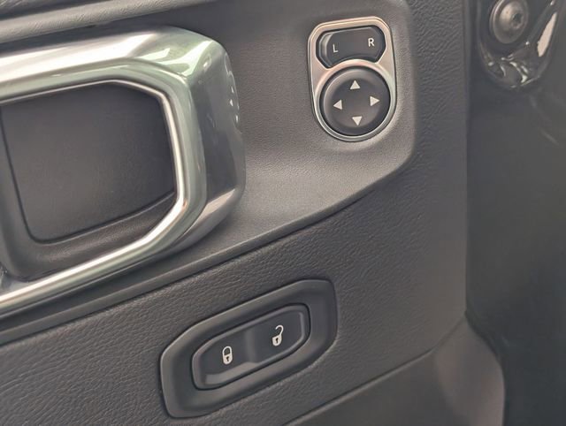 Used 2025 Jeep Wrangler Unlimited Sahara image 11