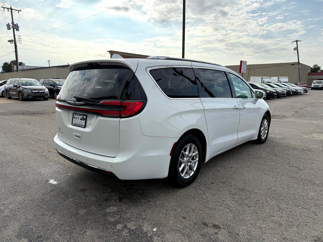 Used 2021 Chrysler Pacifica Touring-L image 6