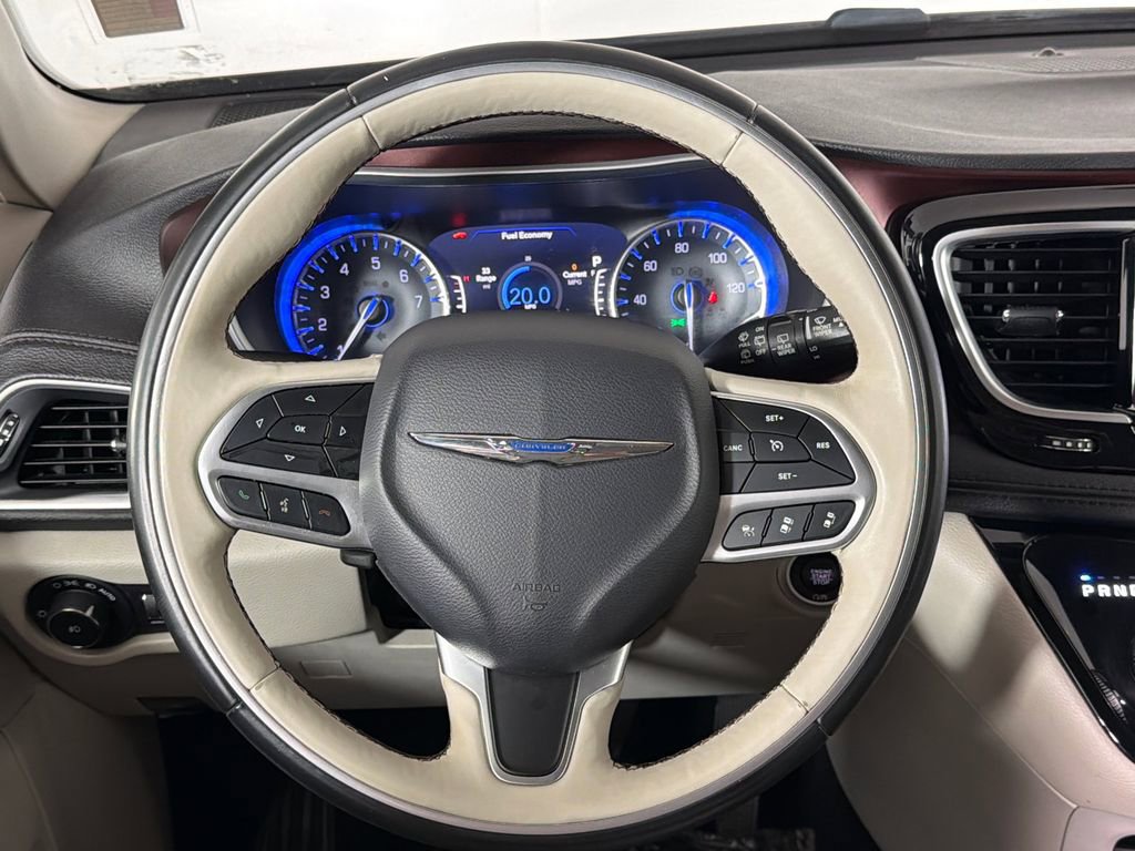 Used 2018 Chrysler Pacifica Limited w/ Tire & Wheel Group FWD image 25