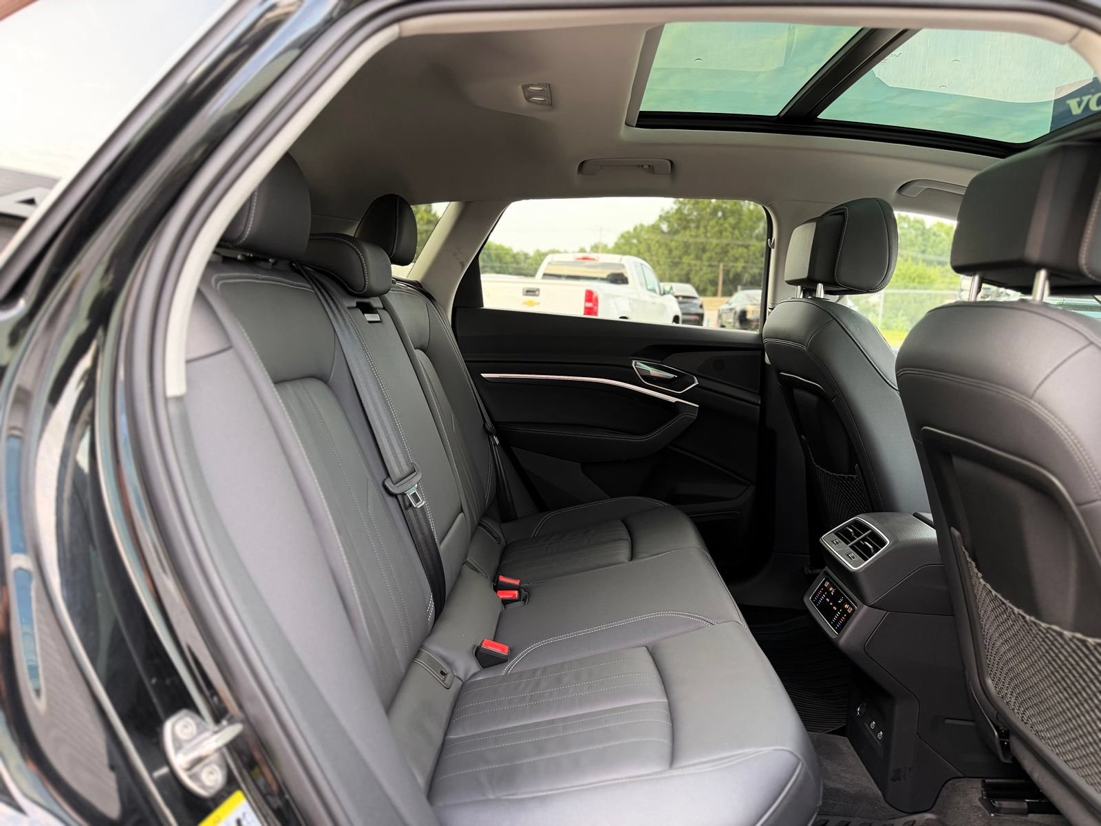 Used 2024 Audi Q8 e-tron Premium AWD/4WD image 23